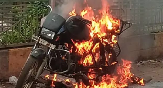 Hardoi Accident Bike Bursts into Flames Upon Striking Tree Youth Burnt Alive Two Injured Including a Child