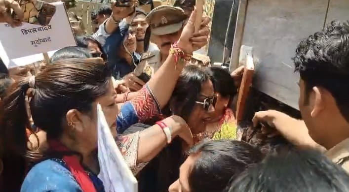 Kanpur Rain of Shoes and Slippers on SP MP Nameplate BJP Women Workers Stage Vigorous Protest