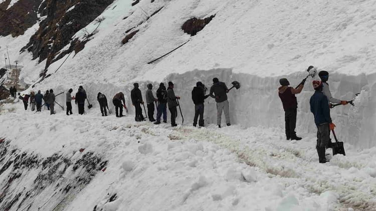 केदारनाथ: पैदल यात्रा मार्ग पर बर्फ हटाने का काम 80% पूरा, सुरक्षा बलों की तैनाती में काम पर लगे हैं श्रमिक