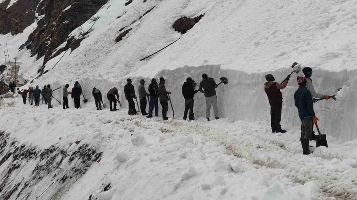 Kedarnath Dham 80% of snow-clearing work on the trekking route is complete Chardham Yatra 2026