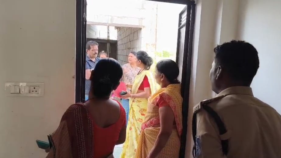 मौके पर पहुंची पुलिस टीम, साथ में परिजन।