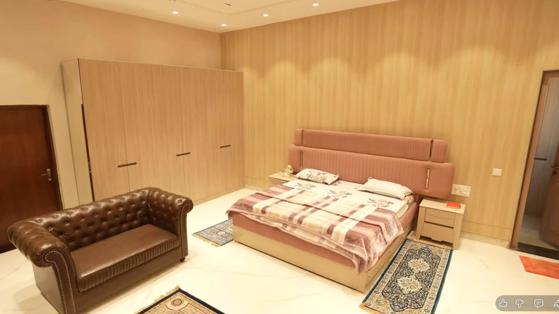 manoj tiwari shows delhi mp house to farah khan says 400 people come to meet him