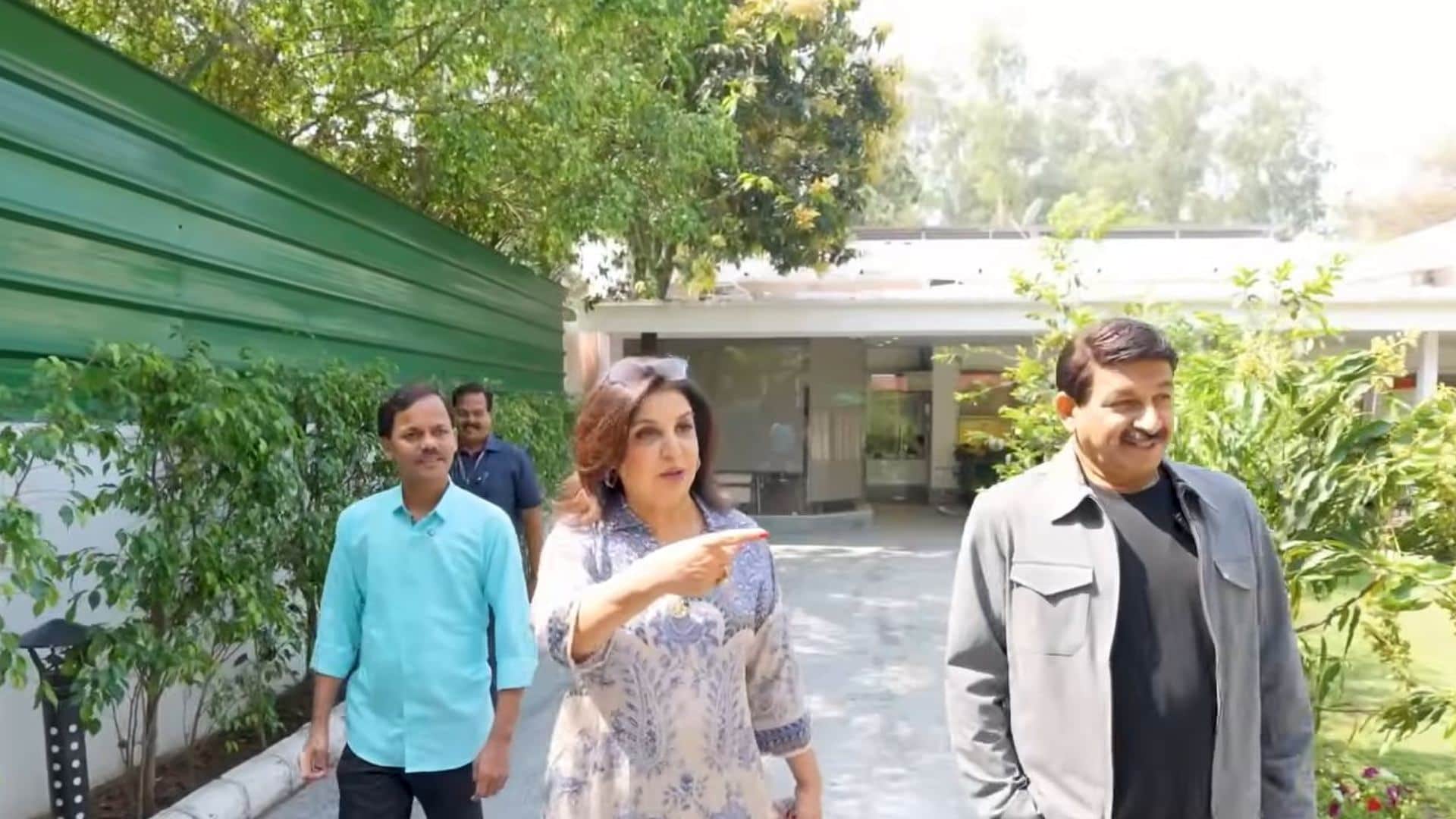manoj tiwari shows delhi mp house to farah khan says 400 people come to meet him