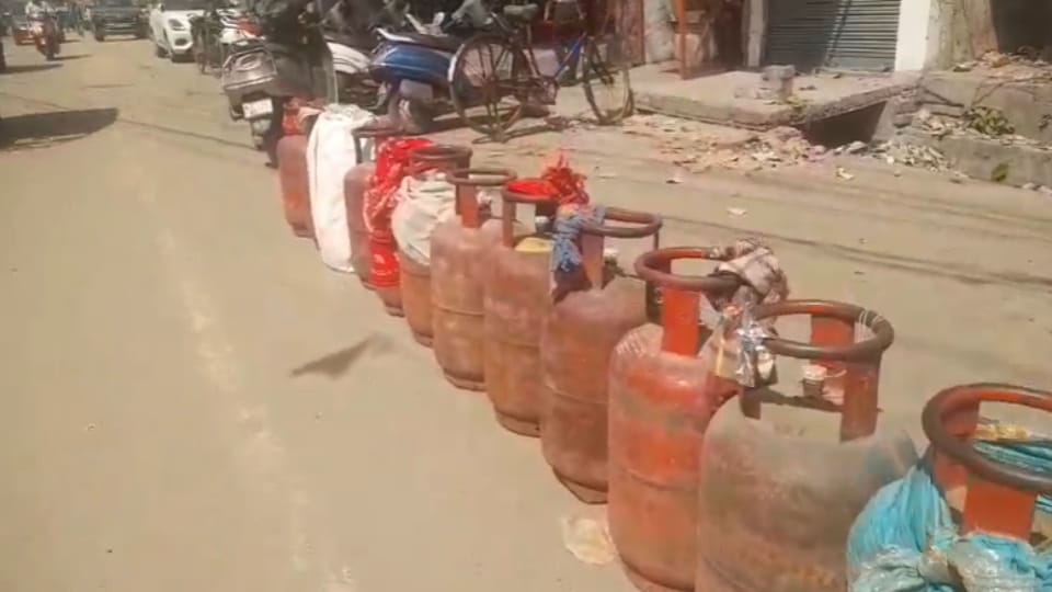 Gas Cylinder Struggle in Meerut: Consumers Queue Up From 7 AM Amid Scorching Heat