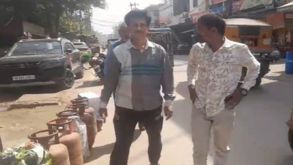 Gas Cylinder Struggle in Meerut: Consumers Queue Up From 7 AM Amid Scorching Heat