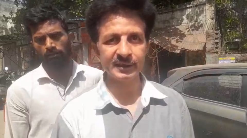 Gas Cylinder Struggle in Meerut: Consumers Queue Up From 7 AM Amid Scorching Heat