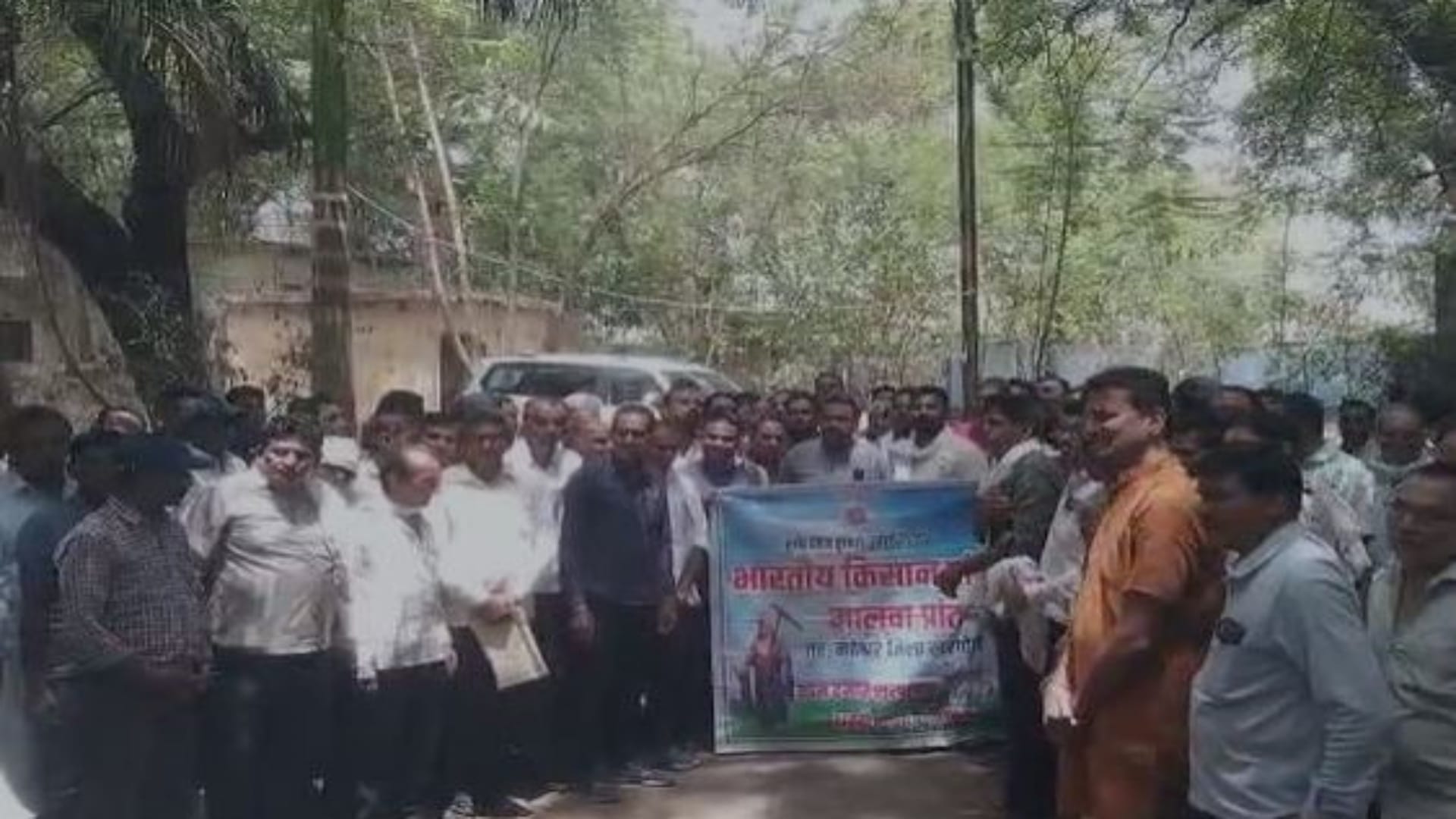 भूमि अधिग्रहण को लेकर किसान और अफसर आमने-सामने