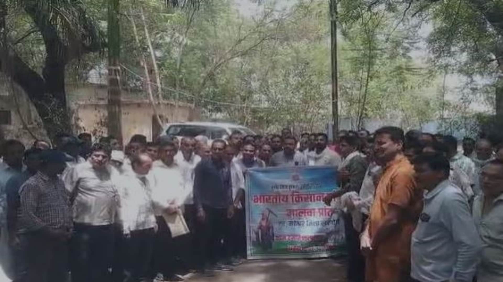 भूमि अधिग्रहण को लेकर किसान और अफसर आमने-सामने