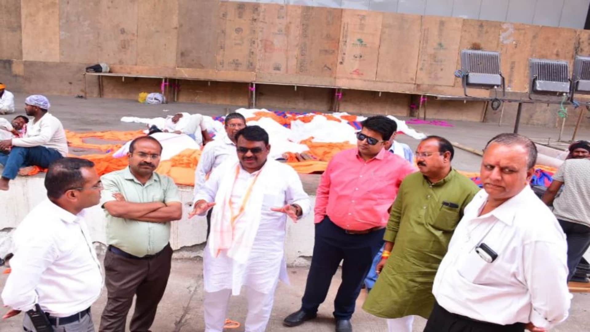 सामूहिक विवाह की तैयारियों का जायजा लेते महापौर एवं अन्य निगम अधिकारी