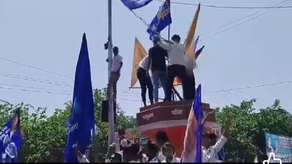 Four accused arrested in connection with incident of hoisting blue flag at Parashuram Chowk in Agra