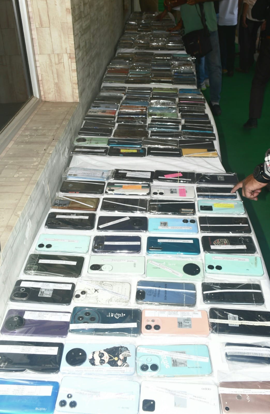 Mobile phones worth ₹65 lakh recovered; consumers beam with joy as police achieve success through this portal.