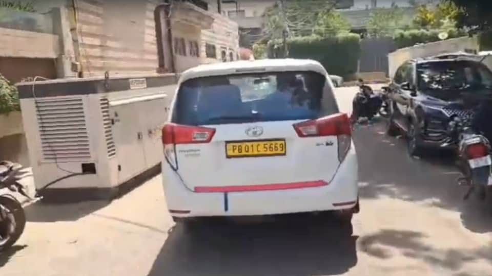 वापस लाैटते ईडी की टीम के सदस्य