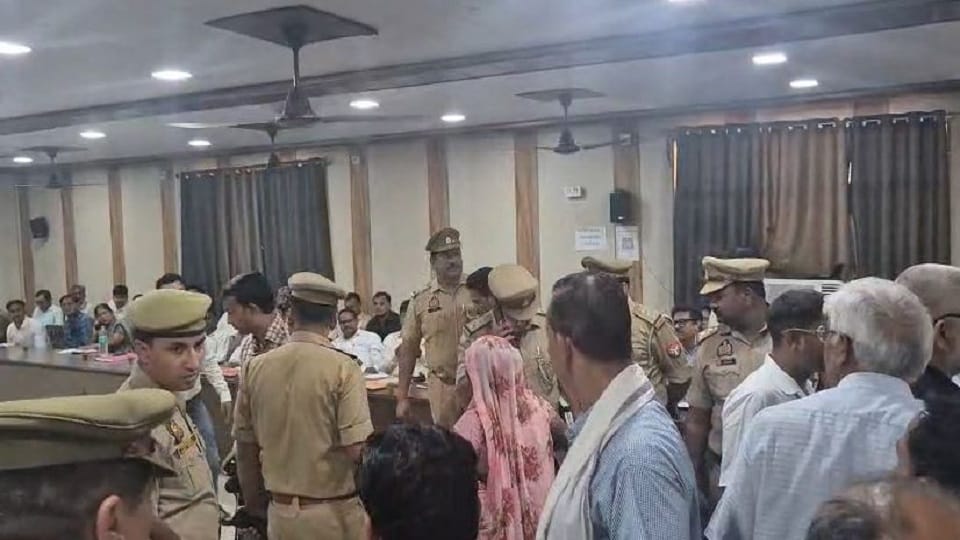 Woman Attempts Self-Immolation in front of dm during samadhan diwas in Etah
