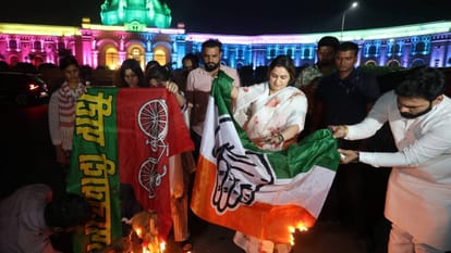 UP: Aparna Yadav Stages Protest at Assembly, Burns SP and Congress Flags; Akhilesh Remarks—"BJP Should Have at