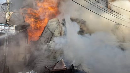 Jhansi: Three shops burnt to ashes due to a massive fire in Mauranipur