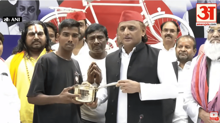 UP: अखिलेश यादव ने चाय वाले को दिए पीतल के बर्तन, खाद्य सुरक्षा अधिकारियों ने मारा था छापा, ये है पूरा मामला