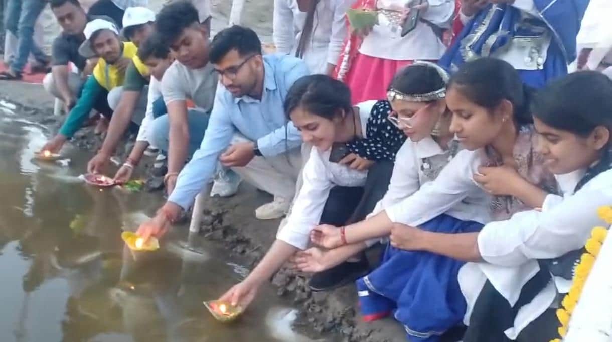 A tidal wave of faith surged at the Yamuna Ghat during the Maha Aarti, as devotees offered lamps to the Yamuna