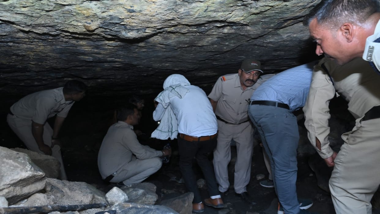 Crackdown on illegal coal mining in a tunnel about 150 meters long, major action by Central Flying Squad