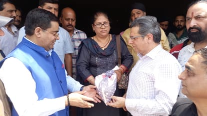 जगती में राशन वितरण कार्यक्रम के दाैरान राहत एवं पुनर्वास आयुक्त डॉ. अरविंद करवानी व अन्य।
