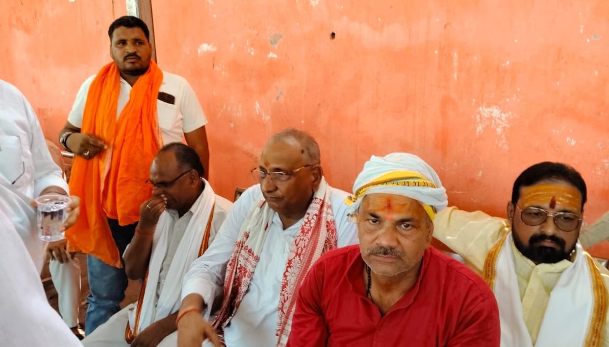 Chitrakoot Mahant Tongue Slips Former MP Bhairo Prasad Mishra Outraged Over Indecent Remark Against His Mother