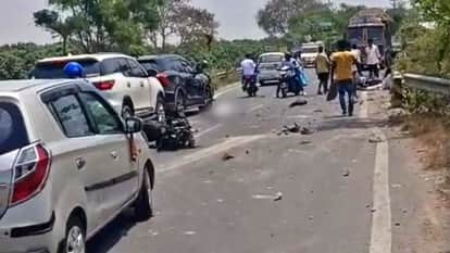 Muzaffarpur: 1 Dead 2 Critically Injured in Head-on Collision Between Truck-Bike; Truck Overturns into Ditch