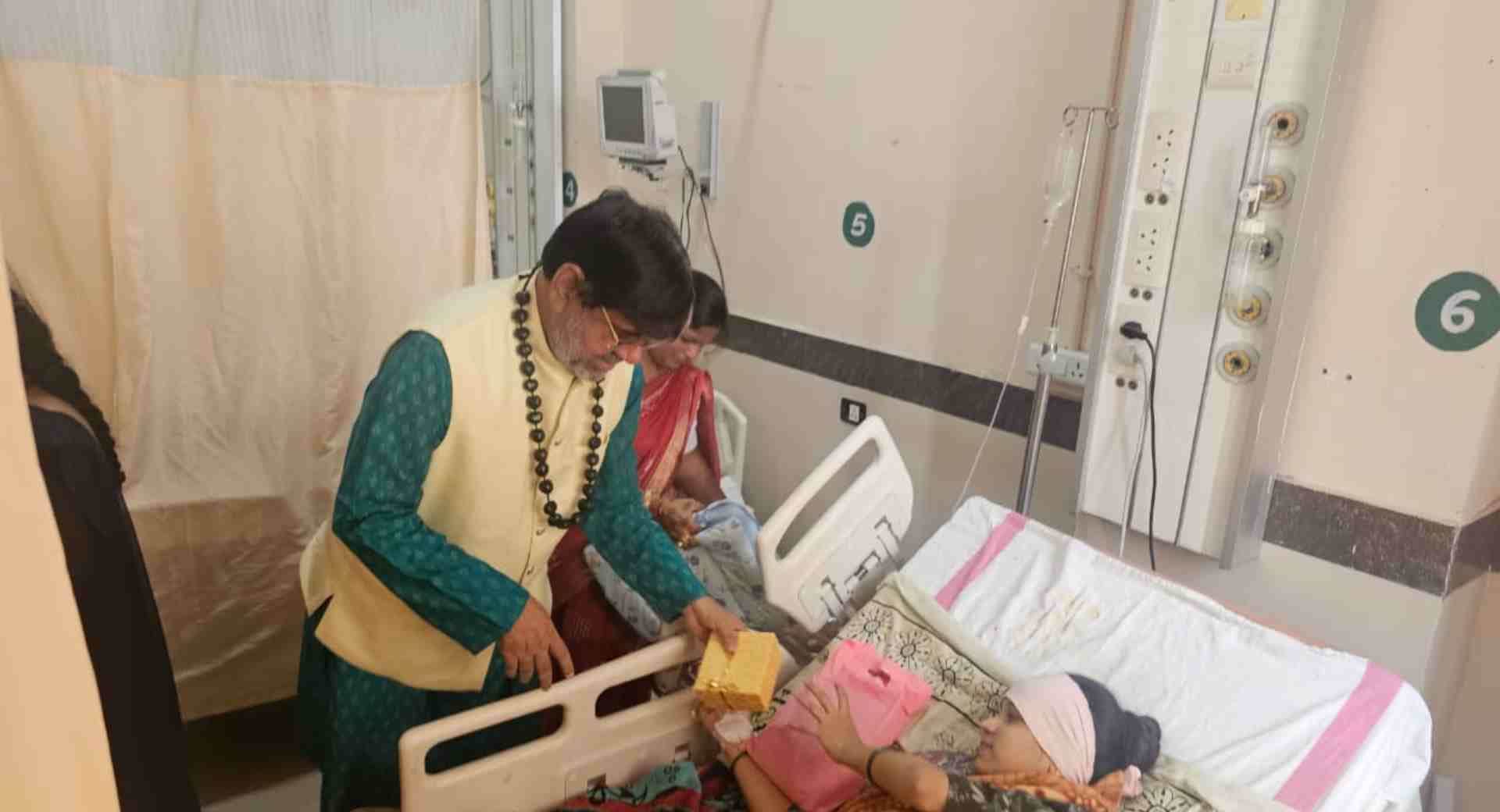 नवजातों से आशीर्वाद लेकर कृष्णा गुरुजी ने मनाया ‘प्रसव दिवस’