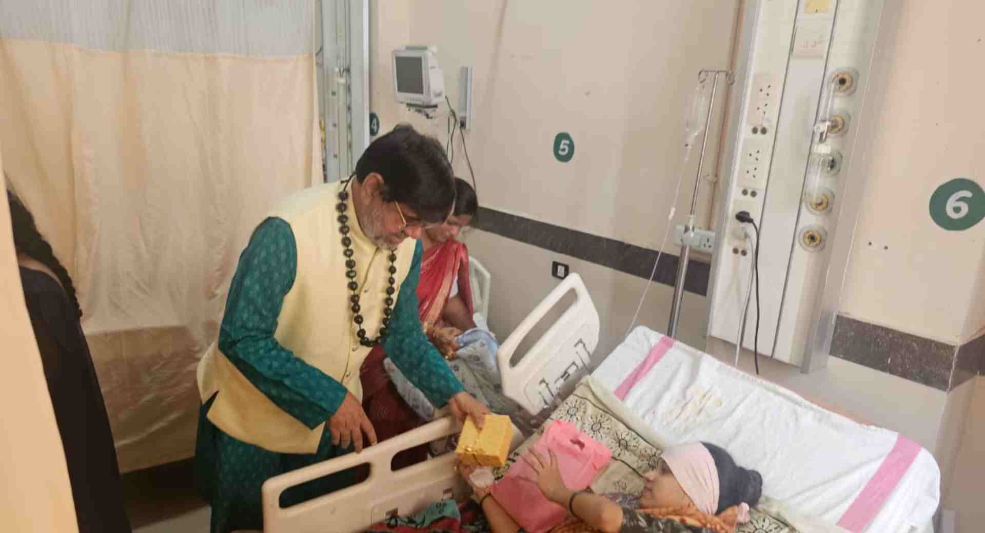 नवजातों से आशीर्वाद लेकर कृष्णा गुरुजी ने मनाया ‘प्रसव दिवस’