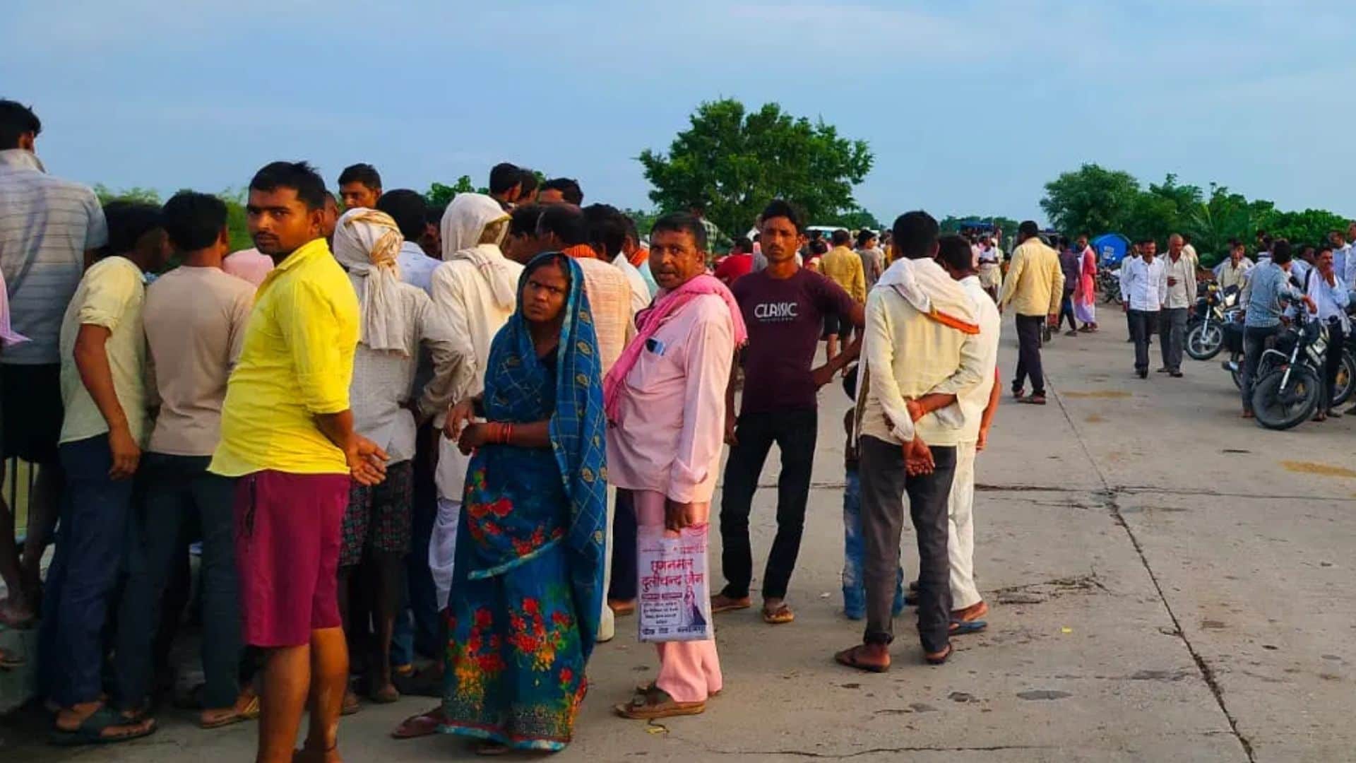 पुल पर लगी स्थानीय लोगों की भीड़।