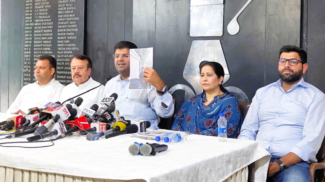 पूर्व उपमुख्यमंत्री दुष्यंत चौटाला ने चंडीगढ़ प्रेस क्लब में प्रेसवार्ता की।