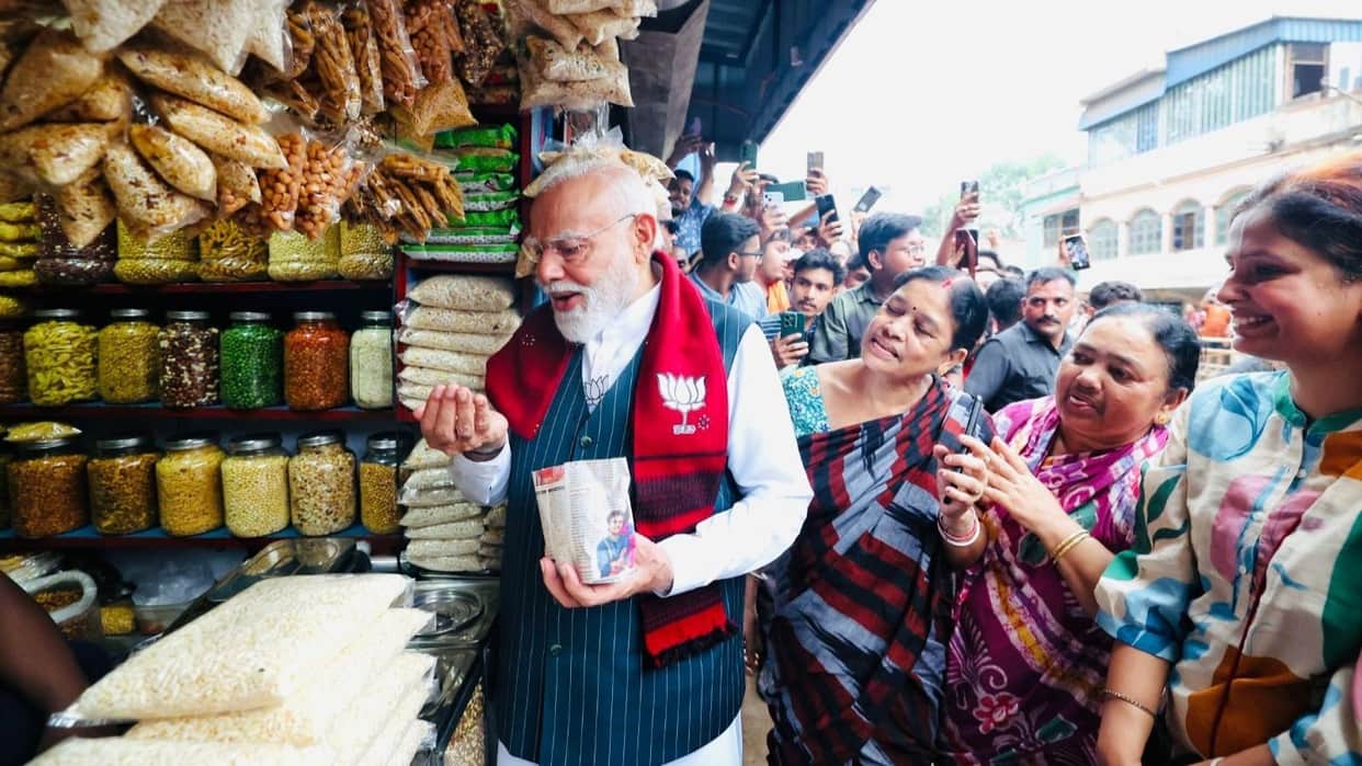 pm modi jhargram visit jhalmuri simple news hindi VIDEO