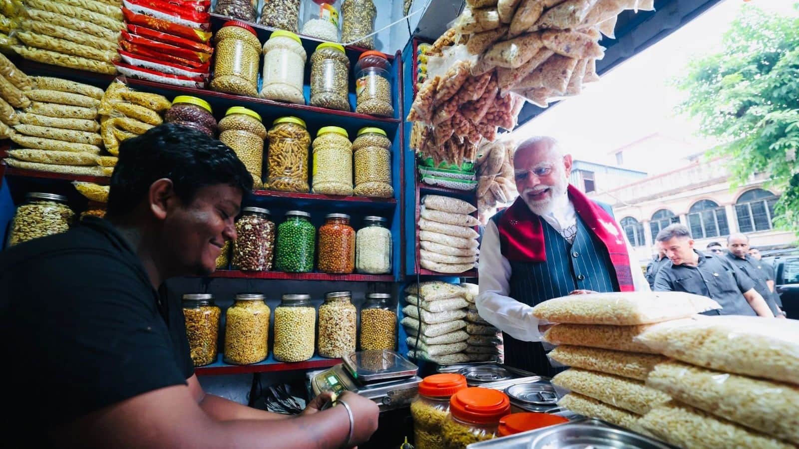 pm modi jhargram visit jhalmuri simple news hindi VIDEO