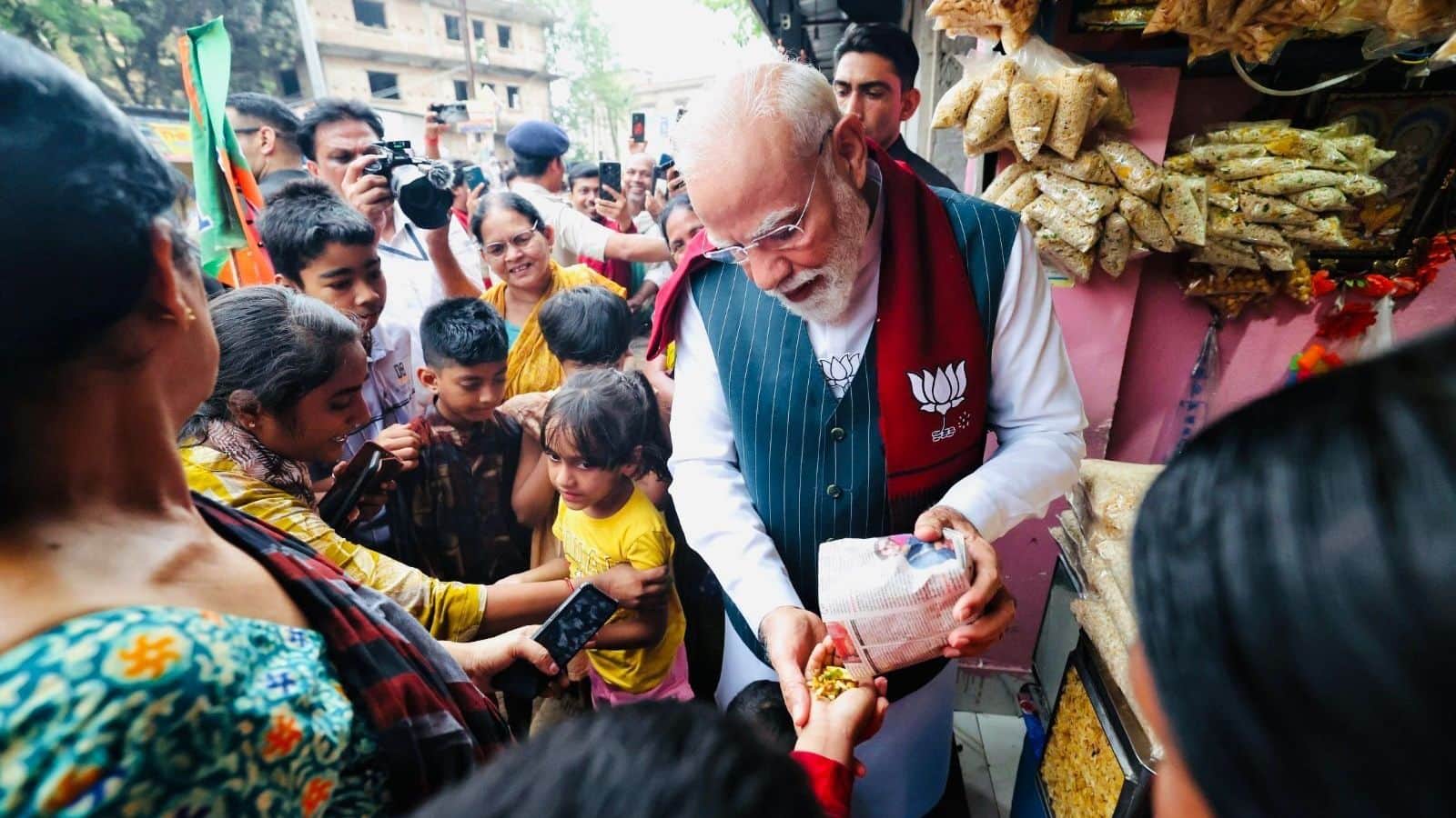 pm modi jhargram visit jhalmuri simple news hindi VIDEO