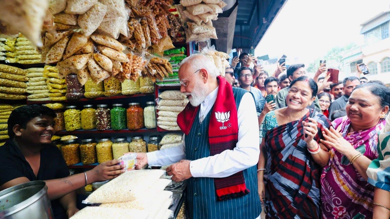 pm modi jhargram visit jhalmuri simple news hindi VIDEO