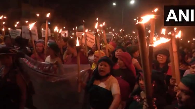 मणिपुर: सैकड़ों महिलाओं ने निकाली विरोध रैली, NRC लागू करने और राष्ट्रीय राजमार्गों पर मुक्त आवाजाही की मांग