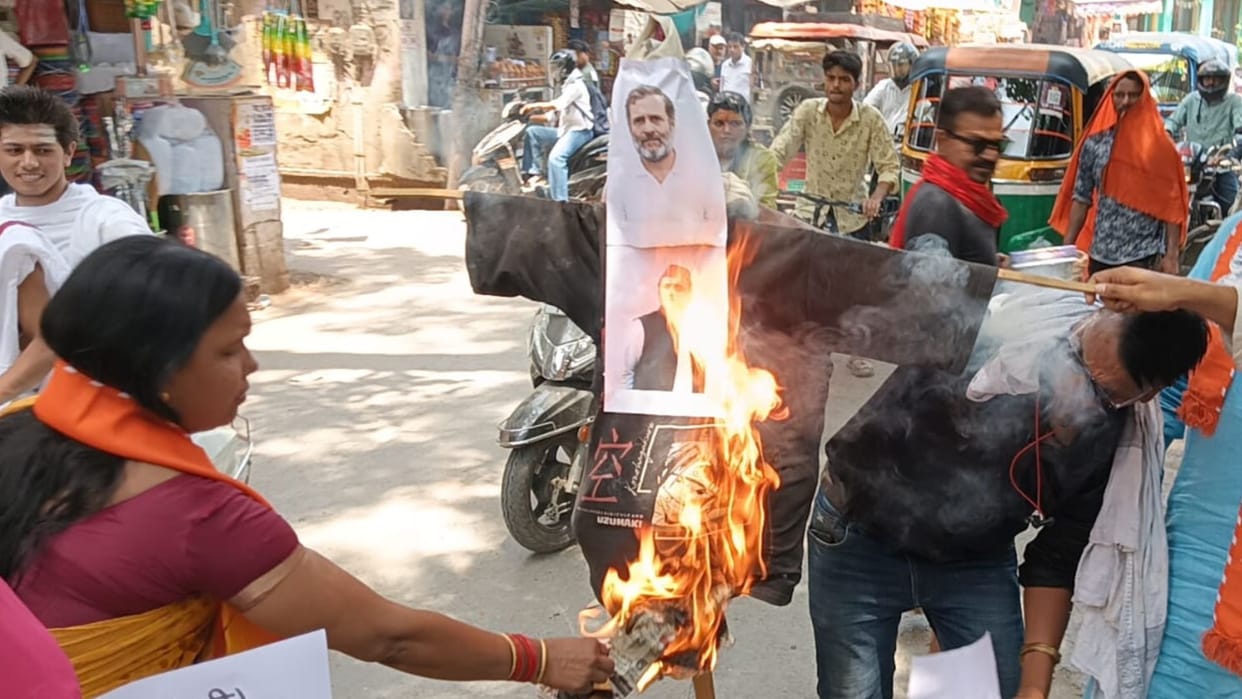 Opposition is Anti-Women and Treacherous Effigies of Rahul and Akhilesh Burnt in Varanasi Women Outraged