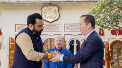 US Ambassador Impressed by Lake City Heritage, Receives Royal Welcome from Lakshyaraj Singh