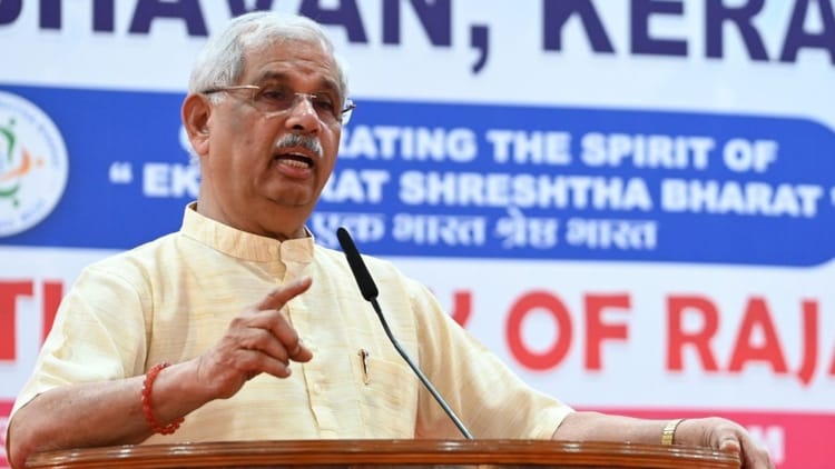 केरल: 'ऐतिहासिक कथाओं की समीक्षा जरूरी, आक्रमणकारियों ने अपने हित में लिखा था इतिहास', राज्यपाल का दावा