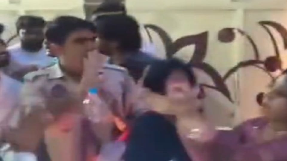 Devotees from Delhi beat up a young man from Vrindavan on Nidhivan Road