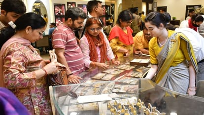 अक्षय तृतीय पर पर सिविल स्थित ज्वेलरी के शोरुम में आभूषण की  खरीदारी करते लोग।