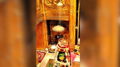 बाबा के गर्भगृह में लगा फव्वारा।