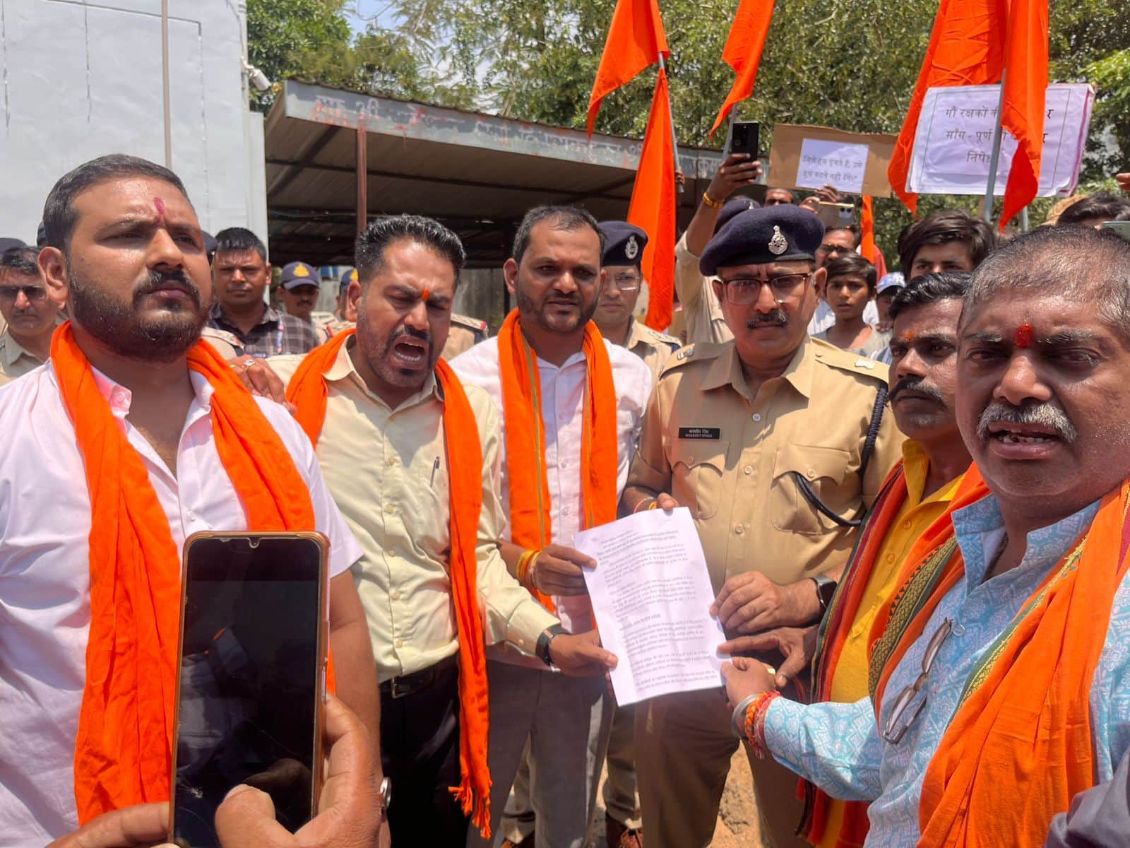 गांधी नगर थाने पहुंचे बजरंग दल के कार्यकर्ता