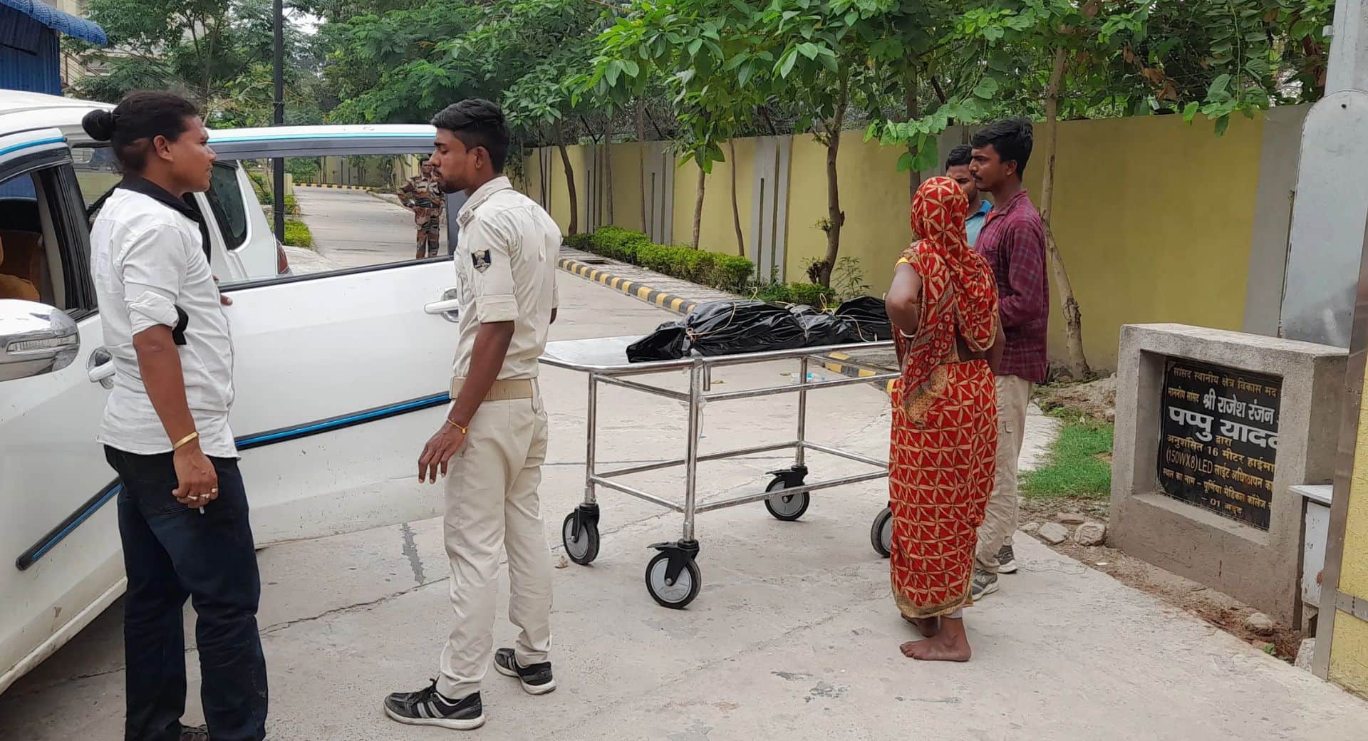 जीएमसीएच में पोस्टमार्टम कराने पहुंचे परिजन और पुलिस