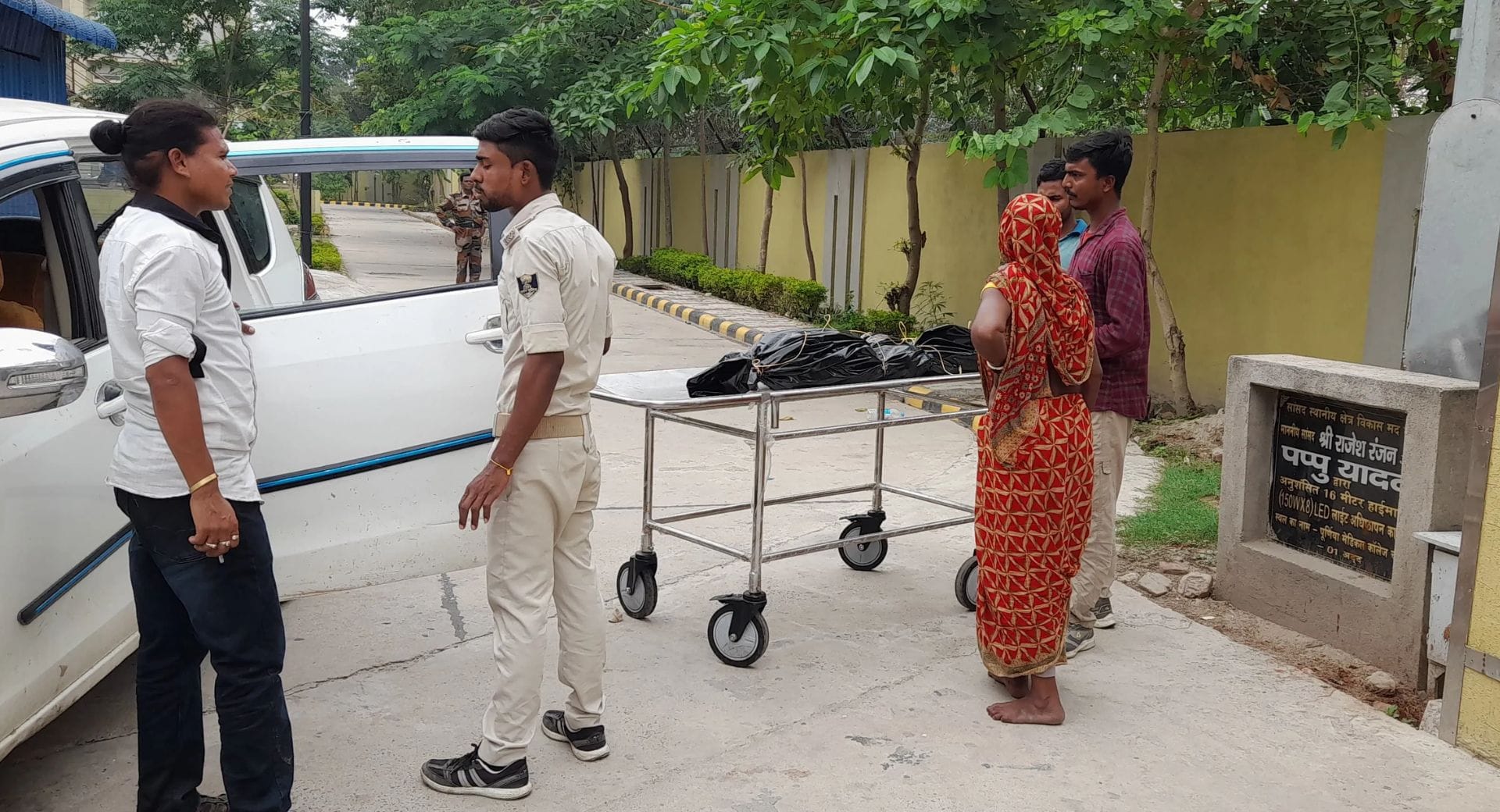 जीएमसीएच में पोस्टमार्टम कराने पहुंचे परिजन और पुलिस