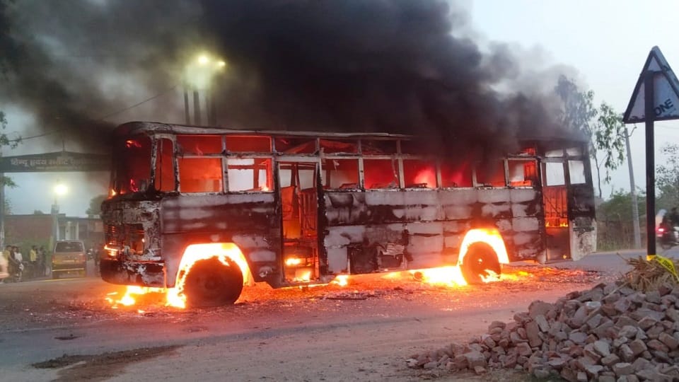 UP: Fire broke out in a roadways bus running on Meerut-Baghpat highway, passengers saved lives by jumping