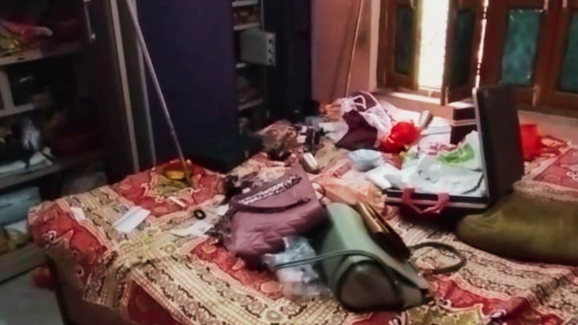 चोरी के बाद घर में बिखरे सामान।