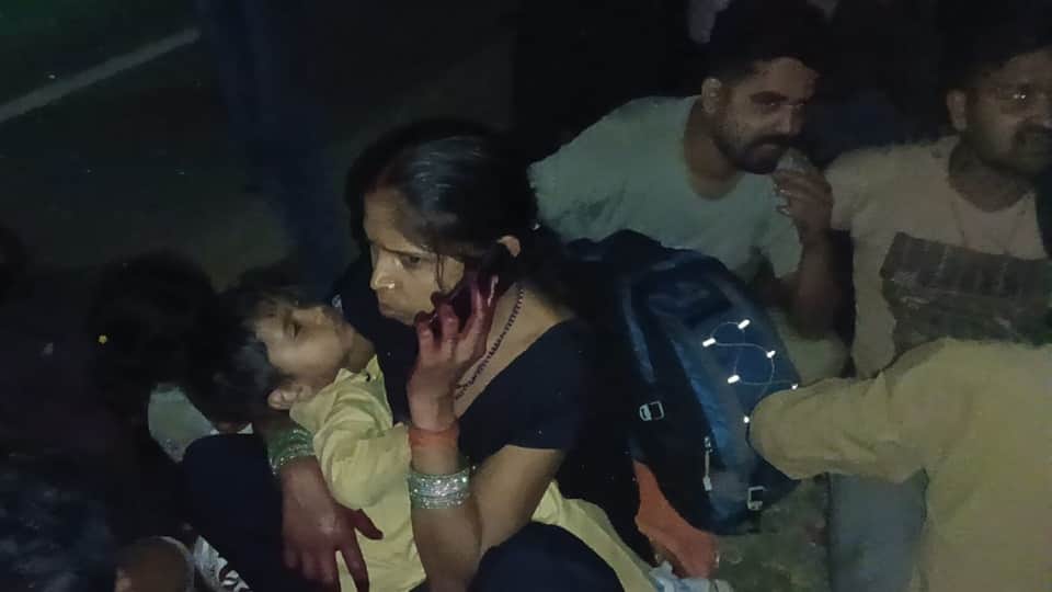 बस पलटने के बाद परेशान यात्री