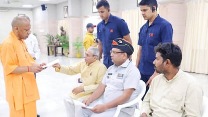 Janata Darshan Yogi Meets Each Petitioner Individually States "Public Service is the Government's Duty