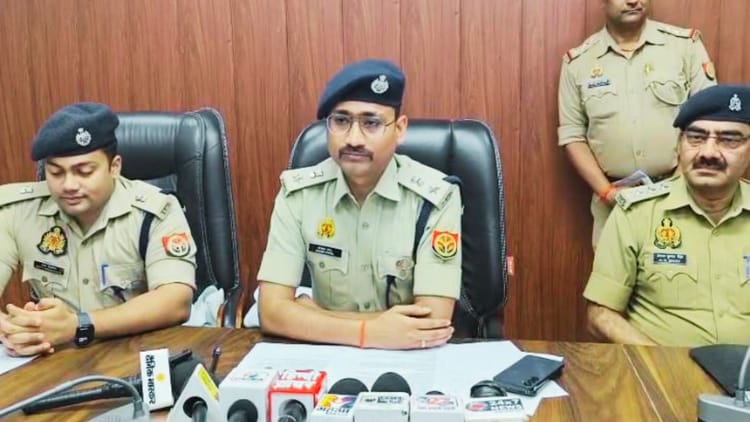 Up:चंदौली में दो स्थानों से 112 किलो गांजा बरामद, महिला सहित पांच तस्कर अरेस्ट; पुष्पा स्टाइल में छिपाया था - 112 Kg Of Ganja Seized In Chandauli Five Smugglers Including Woman Arrested Contraband Hidden Pushpa Style - Amar Ujala Hindi News Live