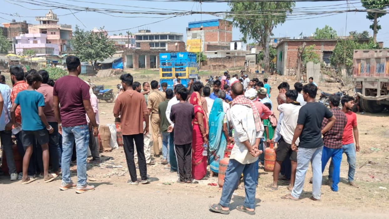 In the case of a gas agency in Khorabar area, people have been queuing for cylinders since morning.