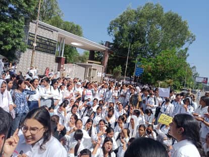 Students protest at Gandhinagar Women's College